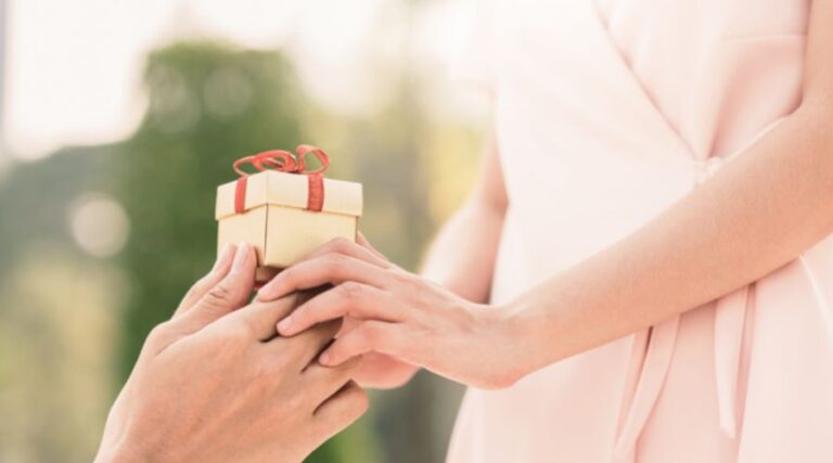 75+ sweet gift ideas for your girlfriend that span all of her interests - Gift-giving tips for every budget
